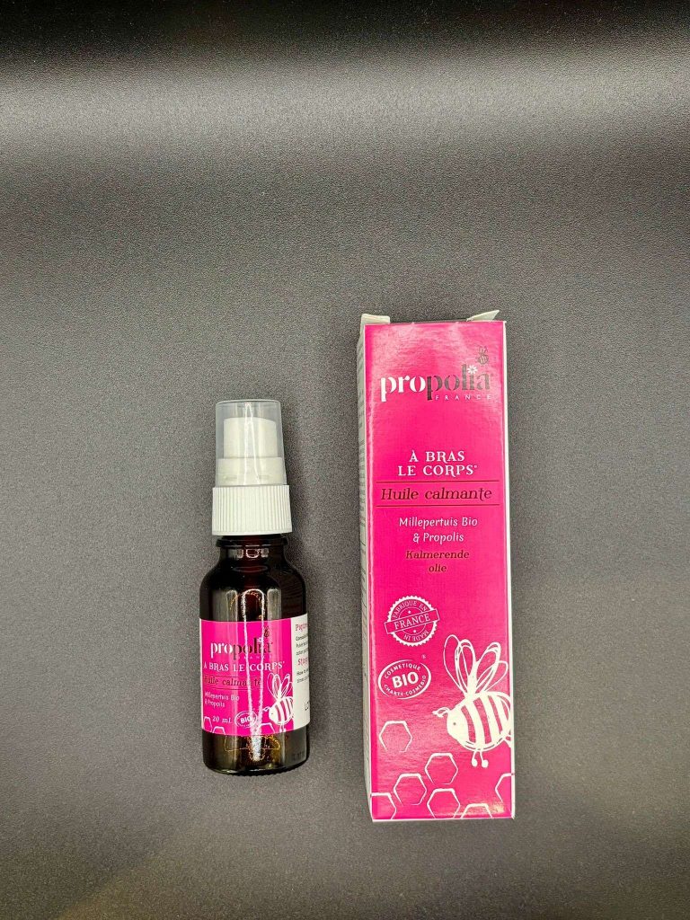 Flacon d’huile calmante à la propolis et millepertuis bio, soin apaisant pour peau irritée et démangeaisons.