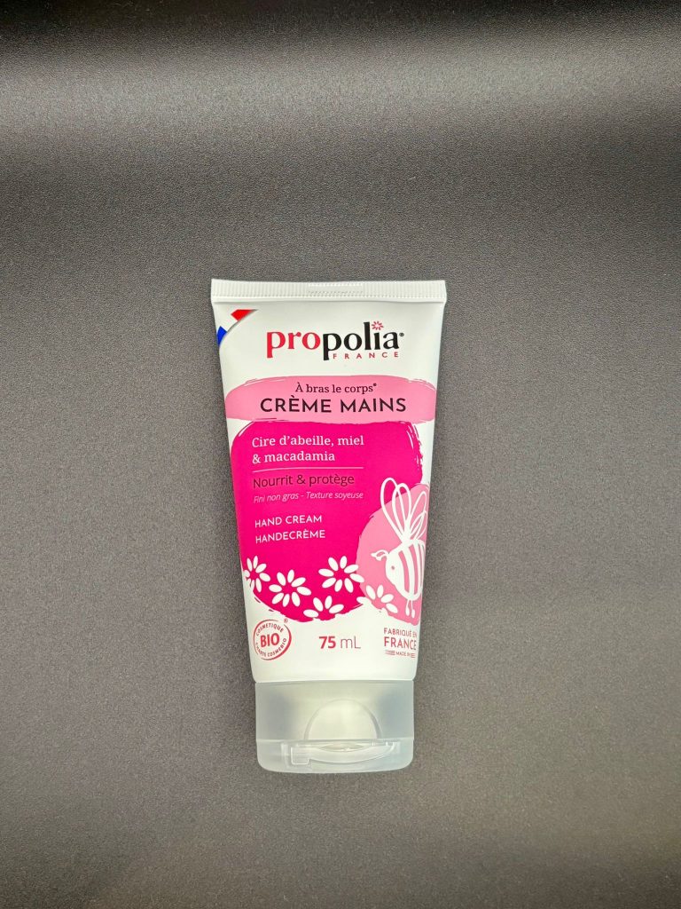 Crème mains Propolia 75 mL à la cire d’abeille, miel et macadamia, nourrissante et réparatrice.