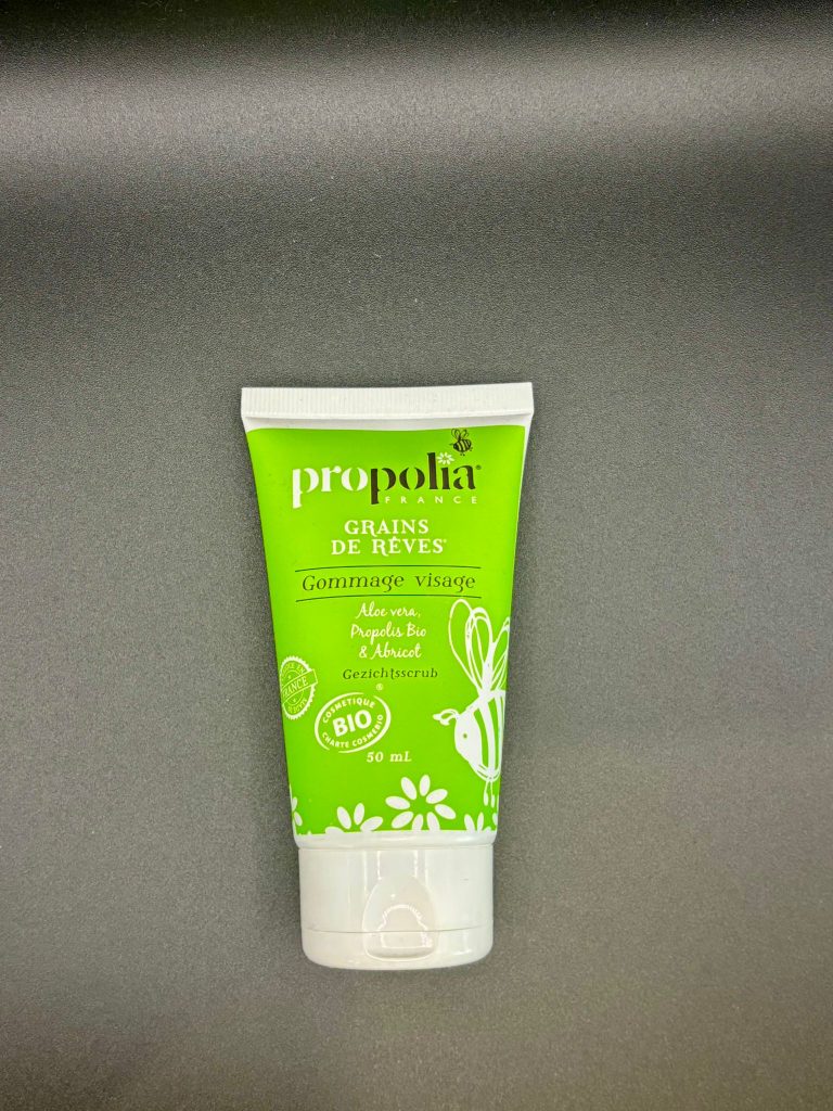 Pot de gommage visage bio à l’aloe vera, propolis et abricot, exfoliant doux pour peau nette et éclatante.