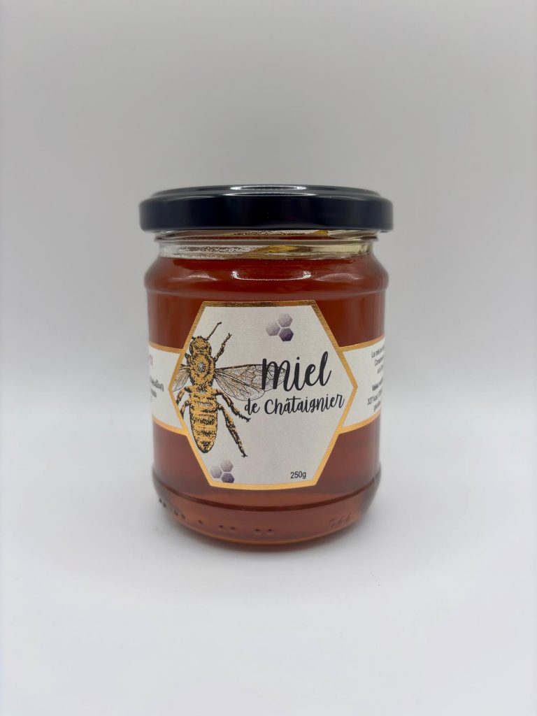 Pot de miel de châtaignier 250 g au parfum boisé et à la couleur ambrée foncée. 🍯