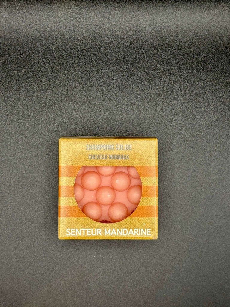 Shampoing solide à la mandarine pour cheveux normaux, soin doux et écologique pour des cheveux brillants.
