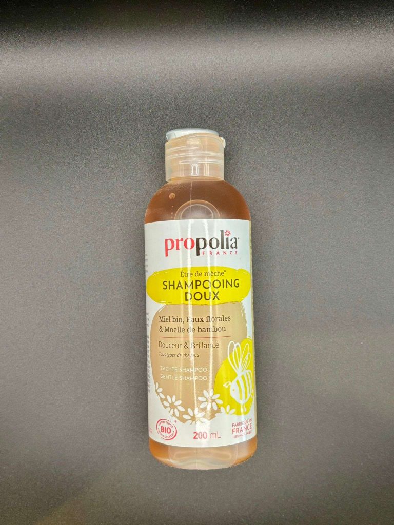 Shampooing doux Propolia 200 mL au miel bio, eaux florales et moelle de bambou, pour cheveux doux et brillants.