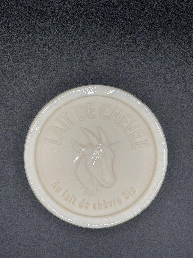 Savon au lait de chèvre, soin doux pour nettoyer et hydrater les peaux sensibles.