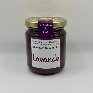 Pot de confiture à la lavande, de couleur dorée légèrement violacée, avec une texture brillante visible à travers le bocal en verre