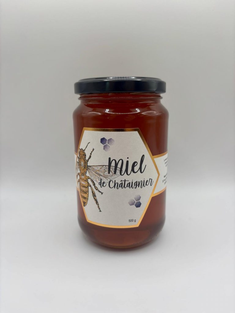 Pot de miel de châtaignier 500 g au parfum boisé et à la couleur ambrée foncée. 🍯