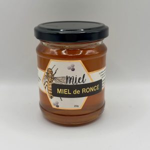 Pot de miel de ronce artisanal 250 g sur fond blanc, miel doré à la texture onctueuse