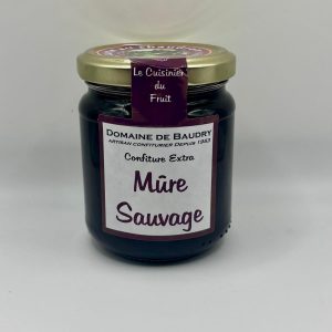 Pot de confiture de mûre sauvage, d’un violet sombre profond, montrant une texture riche et parsemée de petits grains à travers le verre