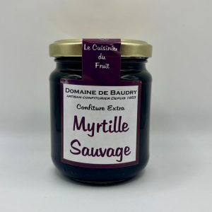 Pot de confiture de myrtille sauvage, à la couleur violette profonde, avec une texture brillante et fruitée visible à travers le verre