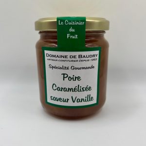 Pot de confiture à la poire caramélisée saveur vanille, montrant une texture dorée et brillante, avec une étiquette artisanale sur le bocal en verre.