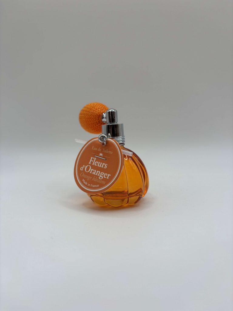 Vaporisateur poire avec fragrance fleur d’oranger, ambiance douce et florale inspirée de l’esprit Provence.