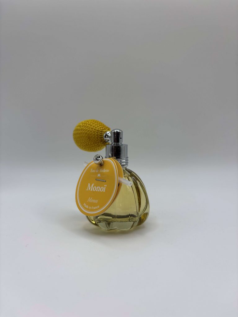 Vaporisateur poire avec fragrance Monoï, pour une ambiance douce et exotique inspirée de l’esprit Provence.