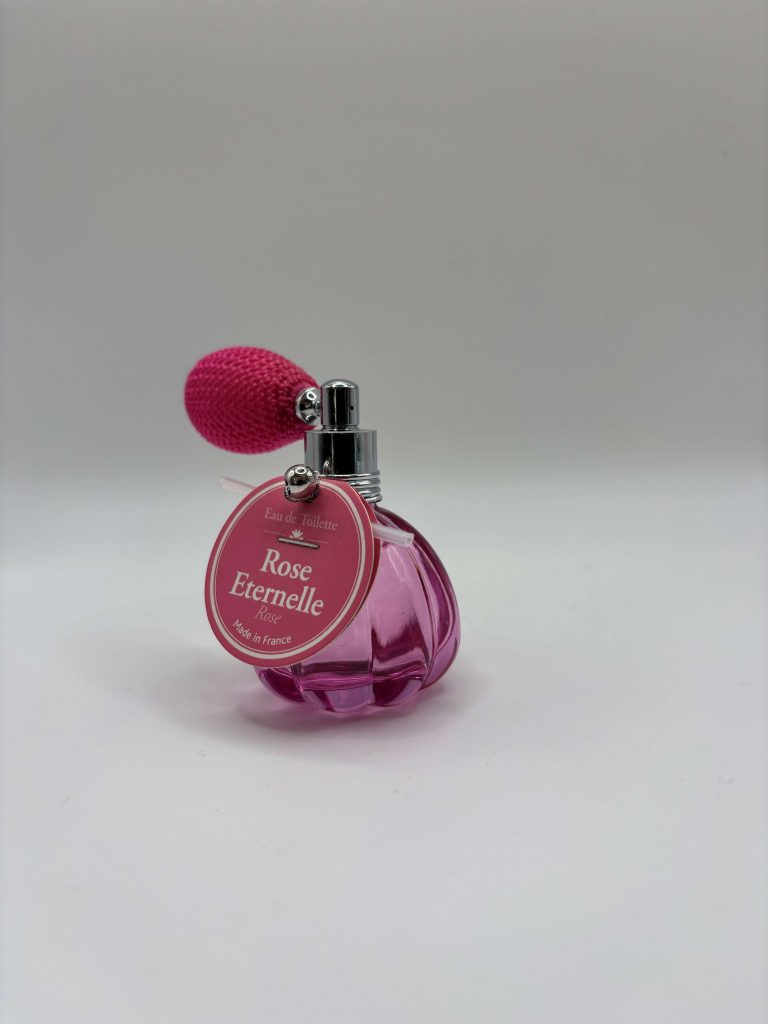 Vaporisateur poire avec fragrance rose éternelle, ambiance florale douce et raffinée inspirée de l’esprit Provence.