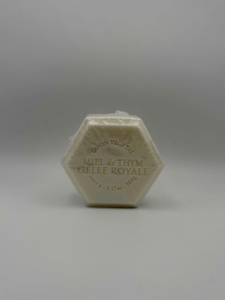 Savon végétal octogonal avec miel de thym et gelée royale, pour nettoyer et nourrir la peau naturellement.