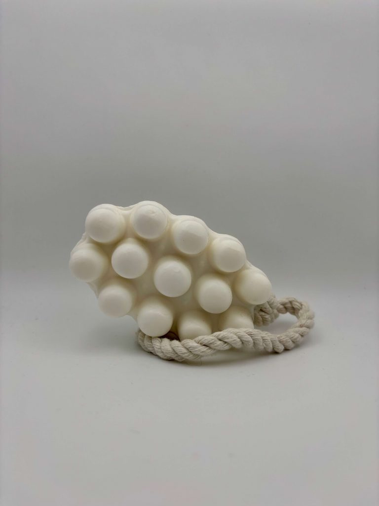 Savon de massage au lait d’ânesse hydratant et relaxant pour la peau.