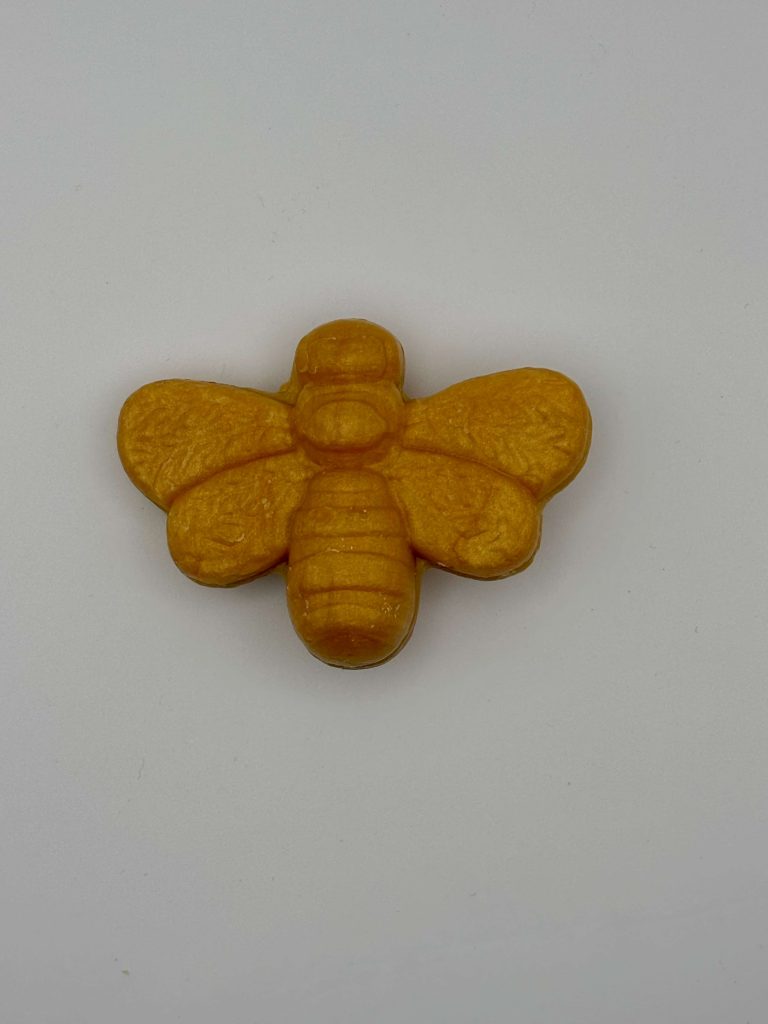 Petit savon décoratif en forme d’abeille.