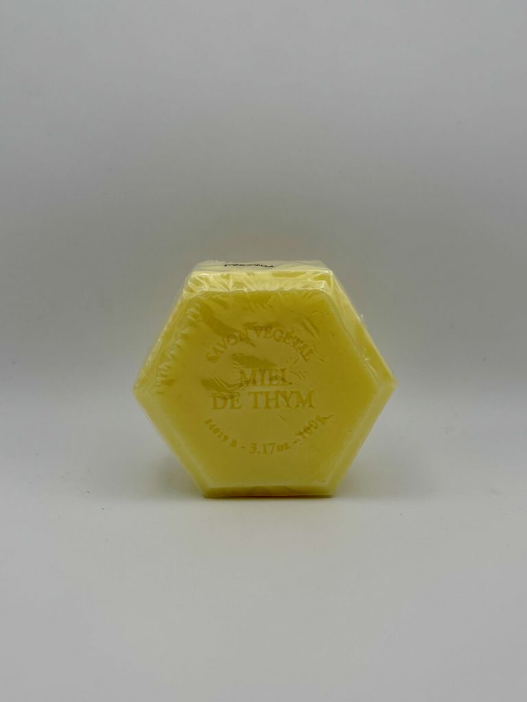 Savon végétal octogonal au miel de thym, pour nettoyer et nourrir la peau naturellement.