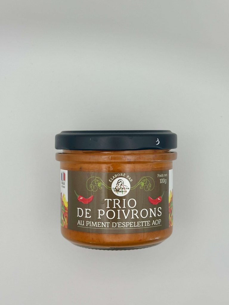 Pot de trio de poivrons au Piment d’Espelette AOP La Cuisine de Manon 100 g sur fond blanc.