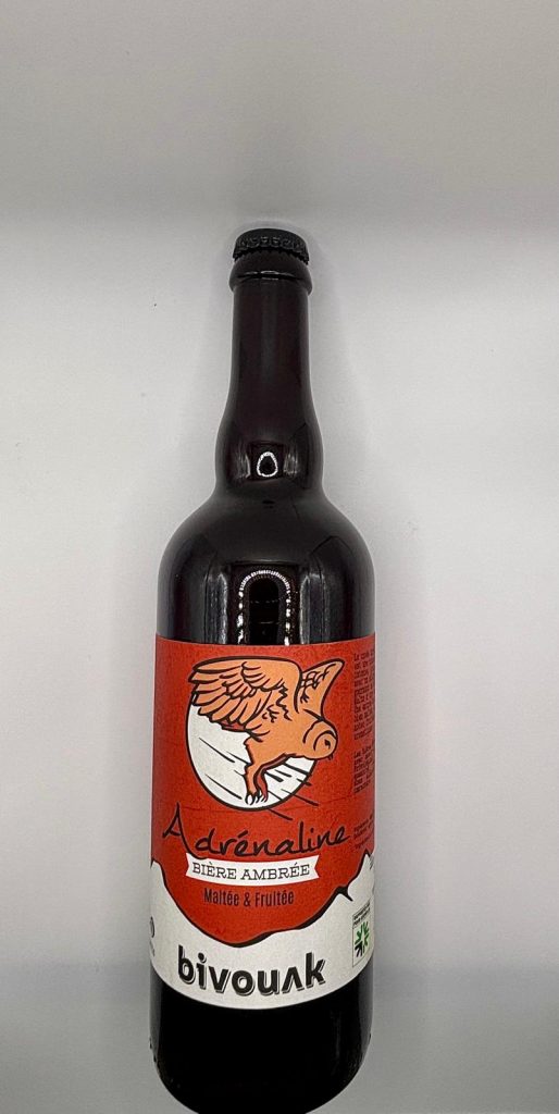 Bouteille de bière ambrée Adrénaline de Bivouak, artisanale, maltée et fruitée.