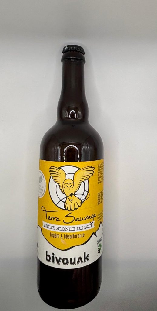 Bouteille de bière blonde Terre Sauvage de Bivouak, bière artisanale aux notes riches et naturelles