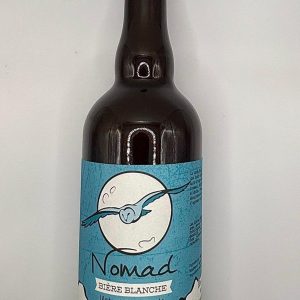 Bouteille de Bière Blanche Nomade de Bivouak, bière artisanale blanche, légère et fruitée sur un fond blanc