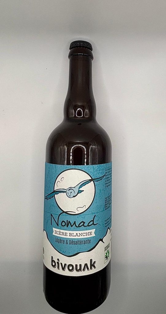Bouteille de Bière Blanche Nomade de Bivouak, bière artisanale blanche, légère et fruitée sur un fond blanc