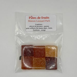 Sachet de pâtes de fruit de la Maison Parli, contenant des bonbons colorés et brillants, présentés dans un emballage transparent avec l’étiquette