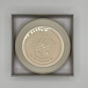 Porte-savon avec savon au lait d’ânesse certifié bio de la marque Esprit Provence.